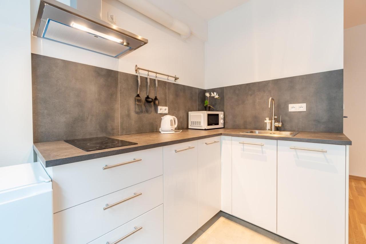 Brand New Two Room Apartment #26 With Free Secure Parking Close To Center ปราก ภายนอก รูปภาพ