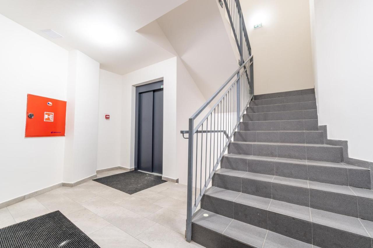 Brand New Two Room Apartment #26 With Free Secure Parking Close To Center ปราก ภายนอก รูปภาพ